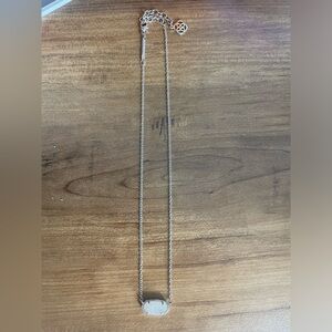 Kendra Scott Pendant Necklace. Silver chain. White stone.